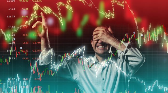 inflație globală, datorii suverane, criză financiară, piețe emergente, dolar american, aur, obligațiuni, Rezerva Federală, BCE, dobânzi, recesiune, stagnare, lanțuri de aprovizionare, criză energetică, alimente, materii prime, petrol, gaze, energie, schimbări climatice, secetă, inundații, agricultură, consumatori, putere de cumpărare, subvenții, deficite, bugete publice, Italia, Turcia, Argentina, Nigeria, SUA, plafon de îndatorare, Congres, fiscalitate, default, FMI, Banca Mondială, restructurare, sprijin financiar, capital, investiții, retrageri, depreciere monetară, inflație alimentară, crize sociale, proteste, instabilitate politică, Brazilia, India, Africa de Sud, Indonezia, Asia, Africa, Europa emergentă, volatilitate, piețe bursiere, Wall Street, investitori, active sigure, refugiu, economie globală, reziliență, guverne, politici fiscale, politici monetare, austeritate, creștere economică, comerț internațional, globalizare, tarifar, sancțiuni, geopolitică economică, Rusia, China, SUA, UE, crize regionale, volatilitate valutară, rezerve valutare, deficite comerciale, dezechilibre, competitivitate, exporturi, importuri, consum, PIB, prognoze, incertitudine, stabilitate, perspective, tranziție economică, viitor financiar, riscuri globale, ordine economică.