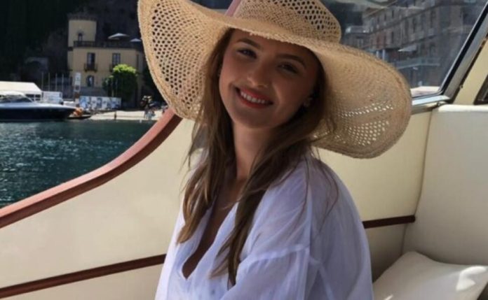 Gab Pavolux, catering școli, contracte publice, fonduri publice, preluare firmă, fotomodel Dubai, afacere rapidă, influență politică, prieteniile apropiate, profit exploziv, primăria Sector 6, licitații directe, PNRR, afaceri imobiliare, Voluntari, Popești-Leordeni, Giurgiu, renovare școli, investiții imobiliare, zero activitate, creștere economică, profit net, achiziții publice, mecanisme politice, clientelism, recrutare contracte, bypass concurență, favoritism, audit public, transparență, investigare, sistem clientelar, relații politice, nepotism economic, investiții imobiliare, dialog etic, firmă emergentă, domeniu catering, expansiune locală, sponsor favorit, model replicabil, Look Outdoor, Best Digital Kit, clienți PSD, expertiza simulată, afacere clivată, lanț contracte, atribuire suspectă, rețea clientelară, manipulatorii licitațiilor, fără experiență, audit instituțional, apel public, concurs fals, perioadă post-pandemică, sector educație, școli stat, G4Media, derapaj public, jurisprudență contracte, monitorizare publică, legalitate, responsabilitate stat, decizii discreționare, legitimitate publică, etică publică, conflict de interese, verificări administrative, control bugetar, implicare media, reacție societate civilă, reformă, achiziții transparente, reguli licitații, guvern local, inspectorate școlare, AMEF, ONG monitorizare, liant politic, achizitori publici, reformă PNRR, criteriu competitiv, pierdere încredere, reputație publică, plan revanșă, decizie strategică, prietenie financiară.