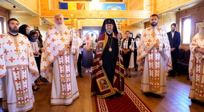Hram Biserica Sfântul Laurenţiu, Cisnădie, Cartierul Arhitecţilor, sărbătoare religioasă, Sfântul Mucenic Laurenţiu, diacon Roma, martir creștin, comunitate ortodoxă, Sfânta Liturghie, procesiune, icoană, enoriași, credincioși, sobor preoți, cântări corale, rugăciune, comuniune, agapă frățească, curtea bisericii, tradiție, credință, spiritualitate, valori creștine, copii parohie, familii tinere, cartier nou, punct spiritual, viață comunitară, unitate, solidaritate, iubire de aproape, mărturisire credință, educație religioasă, tradiții ortodoxe, reculegere, emoție, predică, lecție de curaj, sacrificiu, slujire aproapelui, generozitate, binecuvântare, speranță, identitate comunitară, moștenire spirituală, implicare copii, cântări religioase, tradiție locală, valori spirituale, parohie, exemplu de credință, eveniment religios, calendar ortodox, hram anual, predici, educație generații, cultură religioasă, procesiune copii, prapuri, lumânări, comunitate ortodoxă Cisnădie, cartier rezidențial, coeziune socială, întâlnire comunitară, bucurie spirituală, legături sociale, participare masivă, integrare comunitară, rugăciune colectivă, pace sufletească, unitate între generații, credință vie, reper spiritual, tradiții vii, ortodoxie, comemorare martir, liturghie arhierească, participare activă, solidaritate creștină, educație în credință, model spiritual, sărbătoare de suflet, legături familiale, comunitate unită, emoție colectivă, reper cultural, parohie tânără, credință în cartier nou, tradiție bisericească, integrare culturală, dezvoltare urbană, biserică nouă, identitate religioasă, ocrotire spirituală.