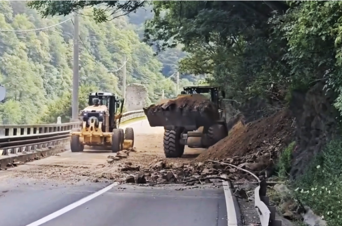 DN 7, Valea Oltului, restricții trafic, Vâlcea, Călimănești, Balota, lucrări versanți, siguranță rutieră, circulație alternativă, drum european E81, trafic rutier, DRDP, CNAIR, piloți de circulație, opriri trafic, circulație închisă, circulație deschisă, interval orar, sâmbătă 23 august, restricții temporare, drum național, defileul Oltului, drumuri România, trafic aglomerat, șoferi, camioane, TIR-uri, autocare, navetiști, turiști, județ Vâlcea, Sibiu, Râmnicu Vâlcea, București, Pitești, Transilvania, Muntenia, Oltenia, trafic internațional, rute alternative, DN 1, Valea Prahovei, DN 67, Horezu, Târgu Jiu, autostrada A1, autostrada Sibiu Pitești, lucrări drumuri, consolidare versanți, căderi de pietre, alunecări de teren, intervenții drumari, semnalizare rutieră, timpi suplimentari, întârzieri trafic, circulație dificilă, trafic weekend, blocaje, accidente, infrastructură rutieră, probleme geologice, defileu, drum spectaculos, drum periculos, lucrări necesare, lucrări drum, infrastructură critică, rețea rutieră, conexiuni rutiere, trafic național, trafic internațional, drumuri europene, siguranță, prevenire accidente, drum aglomerat, probleme trafic, restricții circulație, comunicat DRDP, recomandări șoferi, atenție trafic, drum în lucru, știri trafic, știri rutiere, actualitate, situație drumuri, drum România, restricții Vâlcea, lucrări Călimănești, lucrări Balota, opriri de 15 minute, circulație dirijată, drum alternativ, trasee ocolitoare, infrastructură România, Valea Oltului probleme, drum blocat, drum restricționat, drum aglomerat, siguranță drumuri, măsuri temporare, drum de tranzit, drum vital, șoferi avertizați.