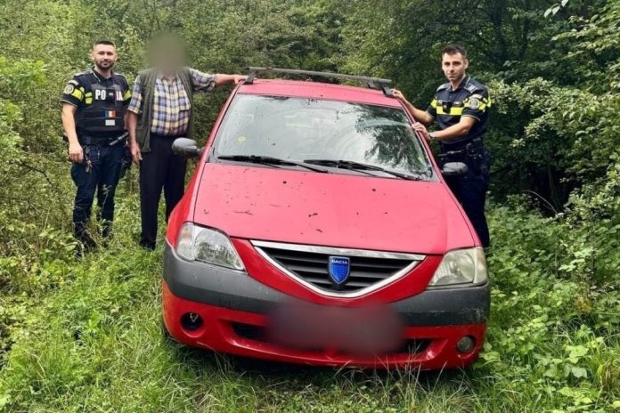Poliția Cisnădie, salvare, intervenție, bătrân rătăcit, pădure, zonă împădurită, căutare, 112, apel urgență, agenți, Tiberius, Marian, patrulare, mașină blocată, drum forestier, teren accidentat, vizibilitate redusă, vegetație densă, dispecerat, coordonare, comunicare, familie, siguranță, apă, tractare, predare familie, comunitate, reacții, social media, recunoștință, profesionalism, empatie, implicare, importanță intervenție, dispariție, rol poliție, reacție promptă, cunoaștere teren, pregătire, urgență, recomandări, persoane vârstnice, deplasare, zonă izolată, telefon încărcat, GPS, dispozitiv localizare, evitarea riscurilor, dotare poliție, drone, echipamente, căutare rapidă, exemplu pozitiv, devotament, siguranța cetățenilor, atribuții poliție, grijă comunitate, presă locală, felicitări, sprijin public, colaborare, echipă, operativitate, timp reacție, caz rezolvat, final fericit, fără răni, sănătate, hidratare, transport, evacuare, drum îngust, kilometri, orientare, confuzie, oboseală, salvare vieți, acțiune polițienească, succes intervenție, eveniment local, încredere comunitate, sprijin autorități, exemplu de urmat, pregătire personal, responsabilitate, cooperare, relație cetățeni, prevenție, măsuri siguranță.